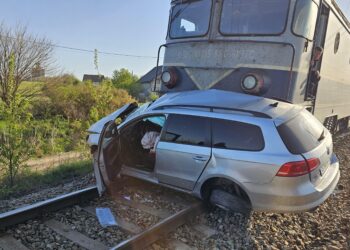 Un bărbat și-a pierdut viața după ce mașina sa a fost lovită de tren
