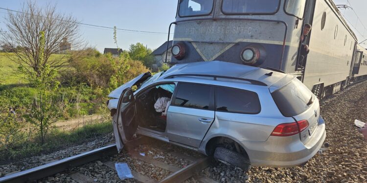 Un bărbat și-a pierdut viața după ce mașina sa a fost lovită de tren