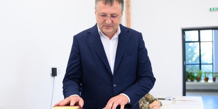 Solidaritate și reflecție în comunitatea din Flămânzi în contextul anchetei care îl vizează pe primarul Dan Oloeriu