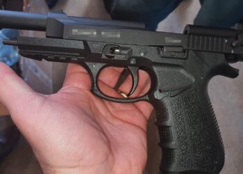 Tânăr de 20 de ani, descoperit cu armă și muniție deținute ilegal