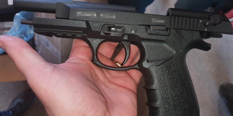 Tânăr de 20 de ani, descoperit cu armă și muniție deținute ilegal