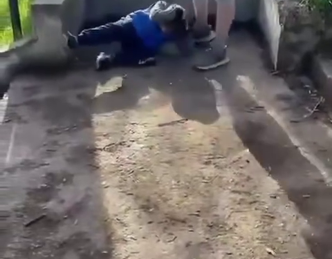 SCENE REVOLTĂTOARE SURPRINSE ÎNTR-UN VIDEO VIRAL: UN COPIL BĂTUT CU SĂLBĂTICIE DE MAI MULȚI ADOLESCENȚI
