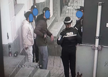 Petrecăreți surprinși cu boxa la maxim în Centrul Vechi și „micul dejun” stropit cu alcool în parc