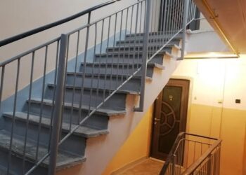 Botoșănean scos din sărite de iubită, a trezit tot blocul cu urlete și pumni în ușă!