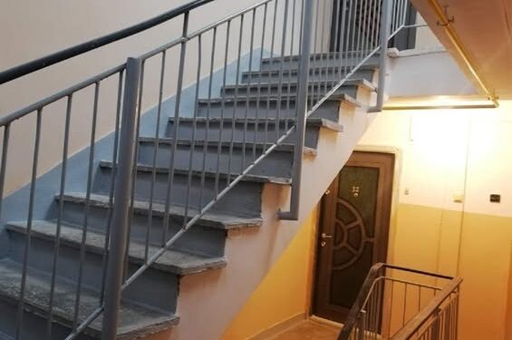 Botoșănean scos din sărite de iubită, a trezit tot blocul cu urlete și pumni în ușă!