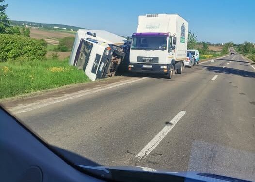 Camion răsturnat pe marginea drumului dintre Cucorăni și Botoșani.