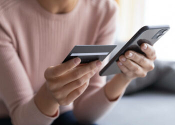 „ȚEAPA VINE ONLINE” – Cum se apără botoșănenii de escrocii digitali