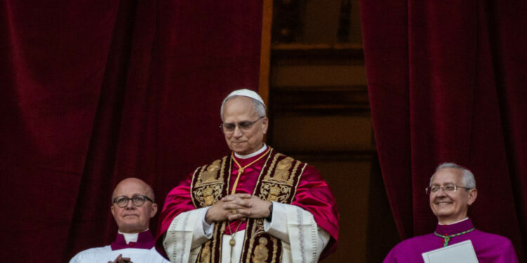 Fum alb la Vatican: Cardinalul Robert Francis Prevost devine Papa Leon al XIV-lea