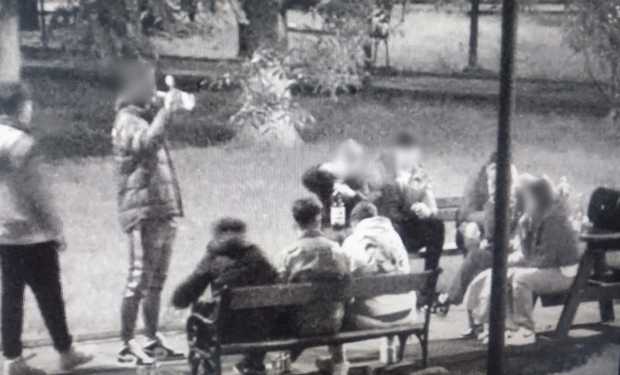 Tineri surprinși consumând alcool în Parcul Tineretului