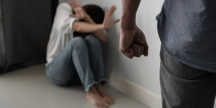 Tânăr reținut pentru violență în familie. Victima a avut nevoie de îngrijiri medicale