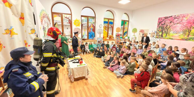 Grădinița “Floare de colț” din Botoșani – lecție de viață alături de pompieri
