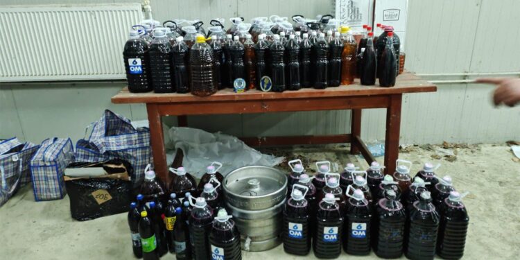 Contrabandă cu băuturi alcoolice și carne, oprită la frontiera Stânca