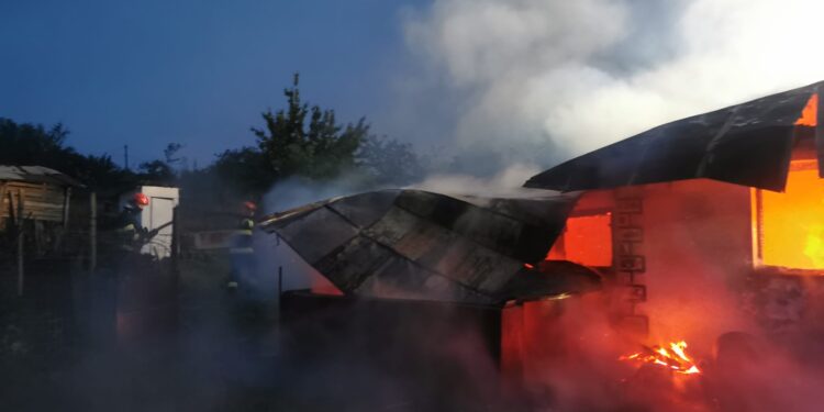 Tragedie în miez de noapte: Casa unei bătrâne din Santa Mare a fost mistuită de flăcări