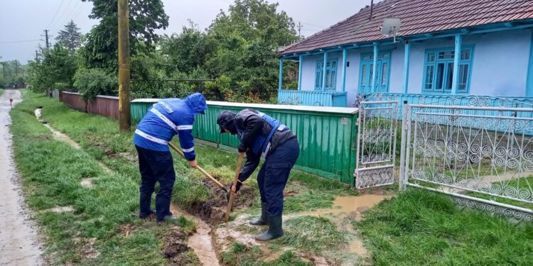 Intervenții de amploare în județul Botoșani pentru limitarea efectelor ploilor torențiale și inundațiilor