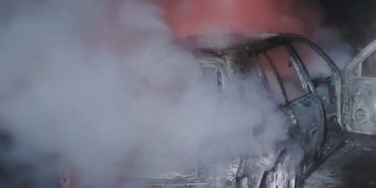 Autoturism cuprins de flăcări, în miez de noapte