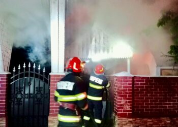 Un incendiu izbucnit la o fântână a fost la un pas să cuprindă o casă din Flămânzi