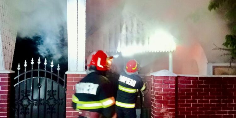 Un incendiu izbucnit la o fântână a fost la un pas să cuprindă o casă din Flămânzi