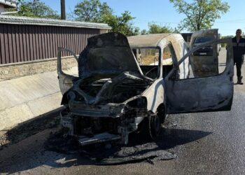 AUTOTURISM CUPRINS DE FLĂCĂRI PE UN DRUM DIN LOCALITATEA PRELIPCA