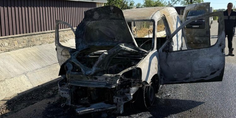 AUTOTURISM CUPRINS DE FLĂCĂRI PE UN DRUM DIN LOCALITATEA PRELIPCA