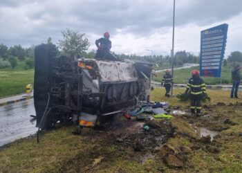 Accident grav la ieșirea din Botoșani: Un bărbat a fost rănit după ce o autocisternă s-a răsturnat VIDEO