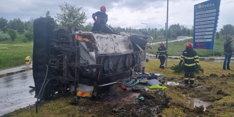Accident grav la ieșirea din Botoșani: Un bărbat a fost rănit după ce o autocisternă s-a răsturnat VIDEO