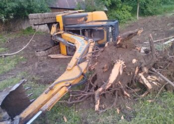 Accident în timpul unor lucrări, un bărbat prins sub un excavator a fost salvat de pompieri FOTO