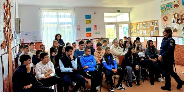 POLIȚIȘTII DE SIGURANȚĂ ȘCOLARĂ – ACTIVITĂȚI ÎN CADRUL CAMPANIEI NAȚIONALE „TĂCEREA E TOT VIOLENȚĂ! VOCEA TA E SOLUȚIA.”
