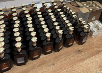 Polițiștii de frontieră au descoperit sticle de coniac și țigarete de contrabandă în bagajele unui cetățean moldovean