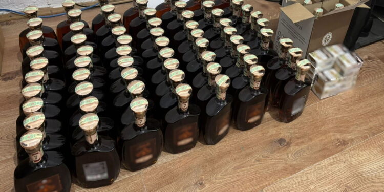 Polițiștii de frontieră au descoperit sticle de coniac și țigarete de contrabandă în bagajele unui cetățean moldovean