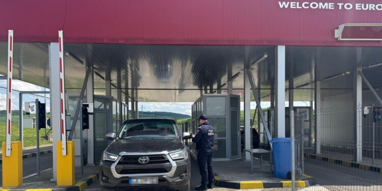 Autoturism de lux, furat din Italia, descoperit la frontiera de la Racovăț