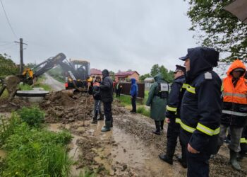 În toiul nopții prefectul și pompierii au mers din casă în casă pentru a avertiza populația asupra riscului de inundații