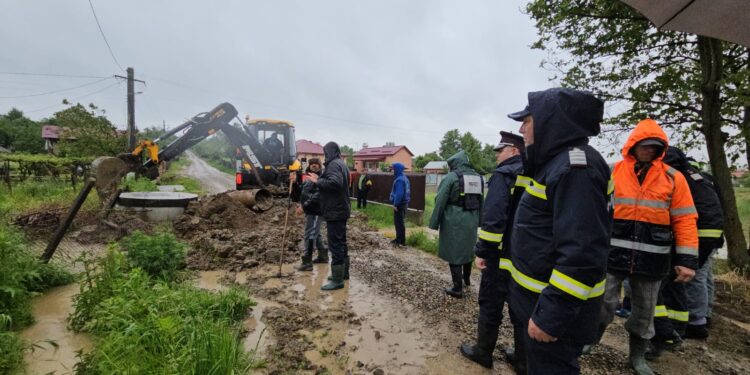 În toiul nopții prefectul și pompierii au mers din casă în casă pentru a avertiza populația asupra riscului de inundații