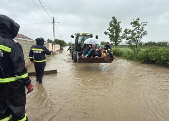Pompierii militari și voluntari, în luptă cu inundațiile din județul Botoșani: zeci de persoane evacuate din calea apelor