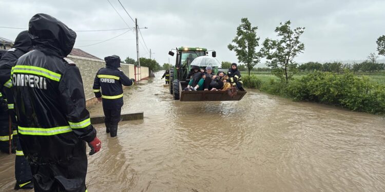 Pompierii militari și voluntari, în luptă cu inundațiile din județul Botoșani: zeci de persoane evacuate din calea apelor