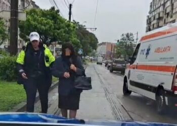 O femeie în vârstă, vizibil dezorientată, observată de polițiști pe o arteră intens circulată din Botoșani.  VIDEO