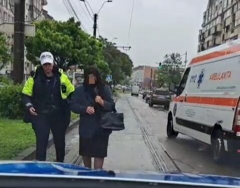 O femeie în vârstă, vizibil dezorientată, observată de polițiști pe o arteră intens circulată din Botoșani.  VIDEO