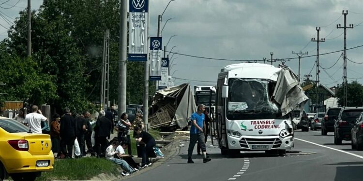 Grav accident rutier între un autocar și o autoutilitară pe ruta Iași – Botoșani: 29 de victime, Planul Roșu activat GALERIE FOTO