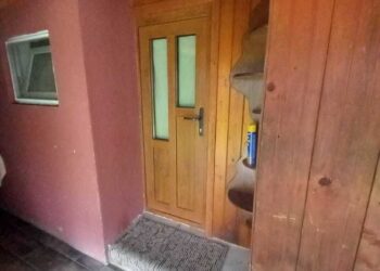 Centrul de îngrijire din Dorohoi, sancționat de ANPC: Mizerie, aglomerație și alimente alterate.