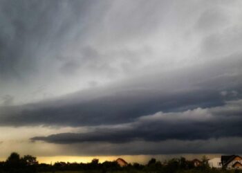 Vreme instabilă și răcire accentuată începând de marți. Averse, descărcări electrice și posibile vijelii în mai multe regiuni ale țării