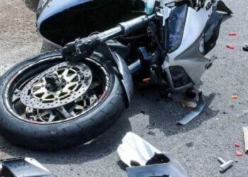 Tânăr rănit după ce a intrat cu mopedul într-un cap de pod.