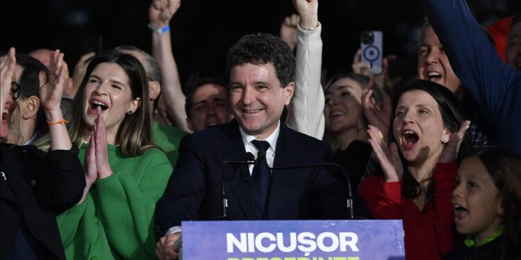 Nicușor Dan câștigă alegerile cu 53,60% din voturi.