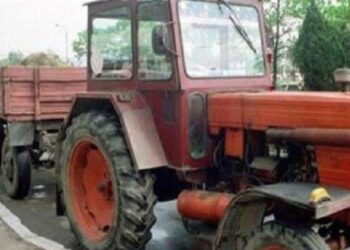 Prins în trafic fără permis și cu remorcă neînmatriculată