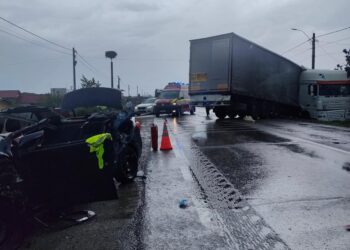 Accident grav între un autoturism și un TIR. Șoferul mașinii, în stare critică