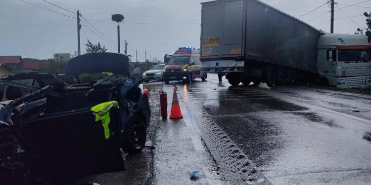 Accident grav între un autoturism și un TIR. Șoferul mașinii, în stare critică