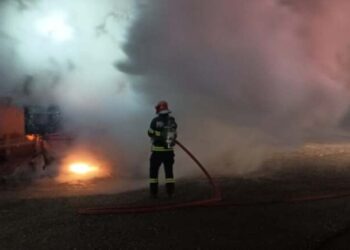 Incendiu de proporții la Hlipiceni: un depozit de furaje și un tractor, mistuite de flăcări în miez de noapte