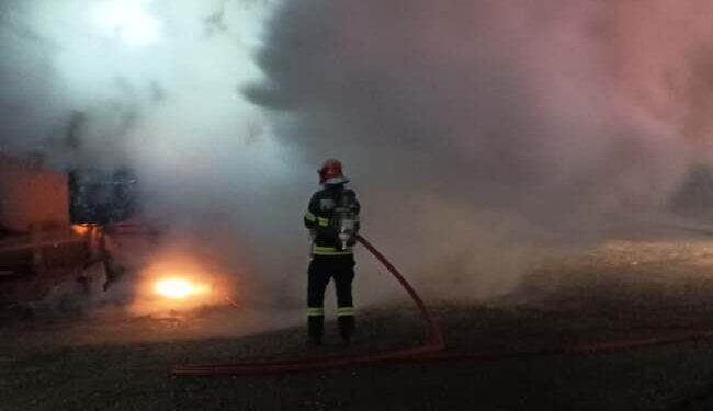 Incendiu de proporții la Hlipiceni: un depozit de furaje și un tractor, mistuite de flăcări în miez de noapte