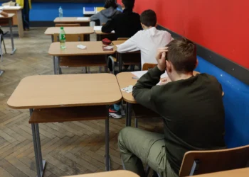 Reformă de proporții în licee: Ministerul Educației a publicat planurile-cadru revizuite. Ce se schimbă din 2026 pentru elevii din România