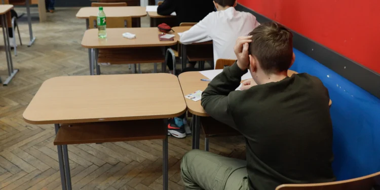 Reformă de proporții în licee: Ministerul Educației a publicat planurile-cadru revizuite. Ce se schimbă din 2026 pentru elevii din România