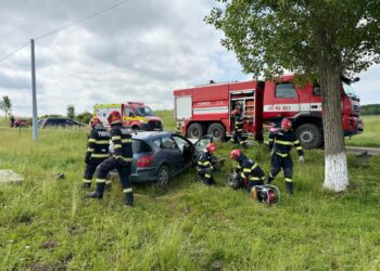 Două persoane au ajuns la spital în urma unui accident rutier.