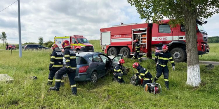 Două persoane au ajuns la spital în urma unui accident rutier.